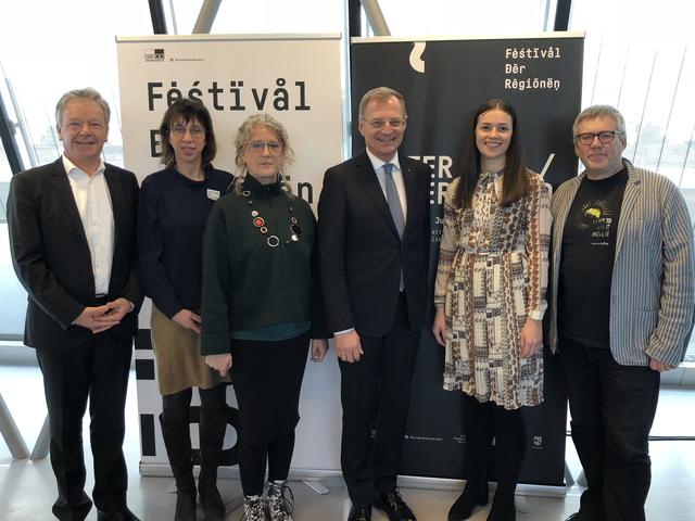 v.l. Alexander Scheutz (Bürgermeister von Hallstatt), Susanne Blaimschein (Obfrau FdR), Andrea Hummer (Kaufmännische Leitung FdR), Landeshauptmann Thomas Stelzer, Marija Gavric (Kulturstadträtin Bad Ischl) und Airan Berg (Künstlerischer Leiter FdR).