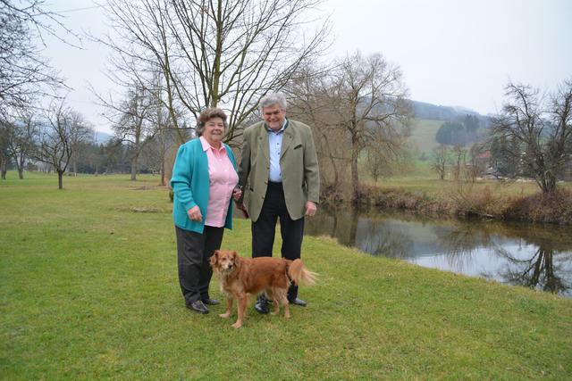 Wollen sich nicht unterkriegen lassen: Die Sonnleitners fordern einen Hochwasserschutz an der Kleinen Erlauf in Wang.