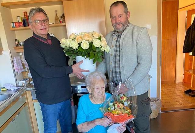 Bgm. Erich Macher (r.) und Vzbgm. Ewald Schenk überbrachten der Jubilarin Josefa Gödl persönliche Glückwünsche.