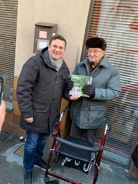 Zeitzeuge Dan Shefy mit Bezirkschef Wilfried Zankl.
