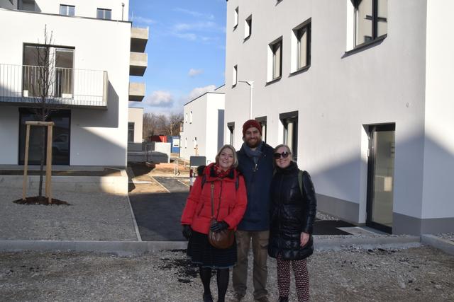Die künftigen Bewohner Sylvia Purer, Christoph Libisch-Lehner und Daniela Stier (v.r.) vor dem "Rosegarden".