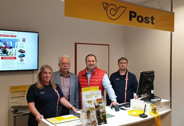 In der neuen Post-Filiale: Arbö-Wien-Präsident Friedrich Beidler (2.v.l.) und SPÖ-Bezirksrat Alexander Nikolai (2.v.r.) | Foto: SPÖ Leopoldstadt