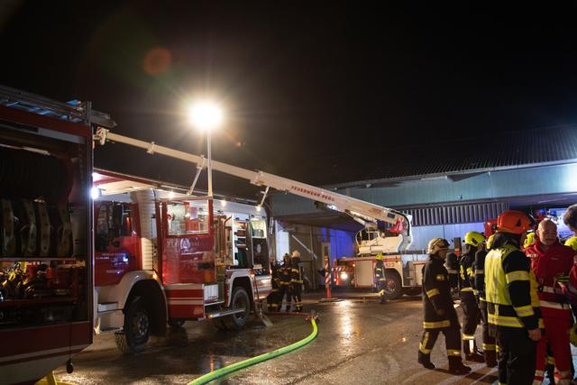Großeinsatz der Feuerwehr in Perg: Brand auf einem  Bauernhof in Tobra | Foto: FOTOKERSCHI.AT / BRANDSTÄTTER