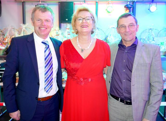 Vize-Bürgermeister Michael Dessl unterhielt sich bestens mit den beiden Sandoz-Betriebsräten Barbara Nerad und Helmut Pancheri. | Foto: Florian Haun