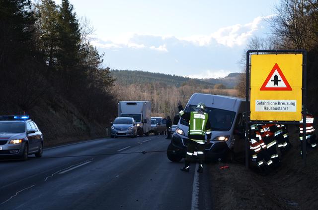 Ein Transporter kam aus bislang unbekannter Ursache von der Fahrbahn ab und landete im Straßengraben.