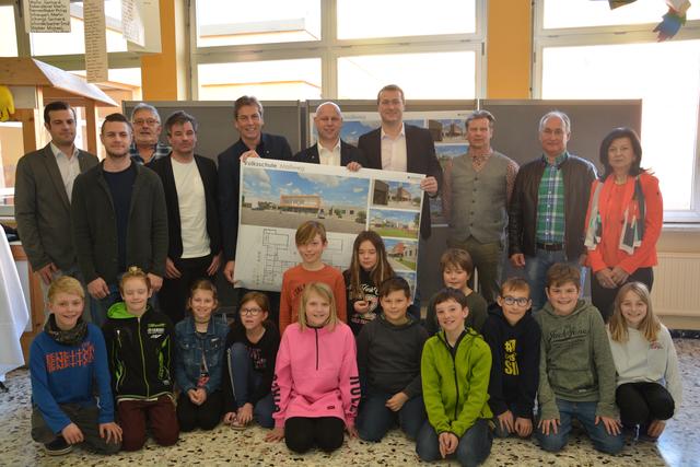 Direktorin Erna Joham (r.) begrüßte viele Gäste in der Volksschule Maßweg.