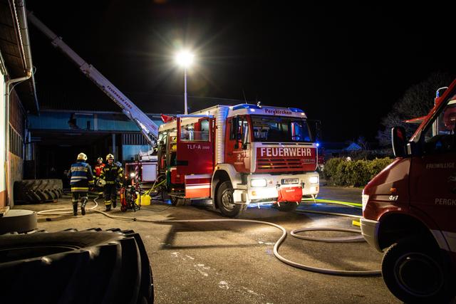 Großeinsatz der Feuerwehr in Perg: Brand auf einem  Bauernhof in Tobra | Foto: FOTOKERSCHI.AT / BRANDSTÄTTER