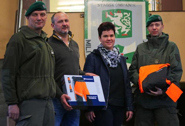 Übergabe der Schnittschutzhosen an das Bundesheer.