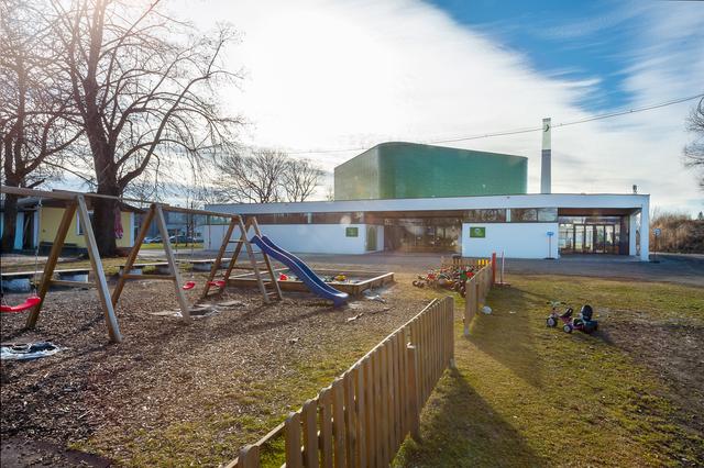 Der Spielplatz im Innenhof ist öffentlich zugänglich und bringt Kinderaugen zum Leuchten. | Foto: Foto Jörgler