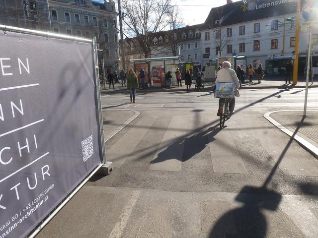 Möchte eine Person den Zebrastreifen überqueren oder nicht?  Für die Kfz-LenkerIn ist es eigentlich egal, denn sie hat ja eine Stoßstange... 
