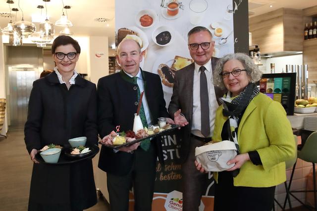 von links: Margit Steinmetz-Tomala Geschäftsführung Kulinarik Genussland Marketing OÖ, Agrar-Landesrat Max Hiegelsberger, Josef Lehner Geschäftsführung Handel Genussland Marketing OÖ, und Maria-Theresia Wirtl, Leiterin der Stabstelle Genussland, präsentieren den Genussland Jahresschwerpunkt „Regionales Frühstück“