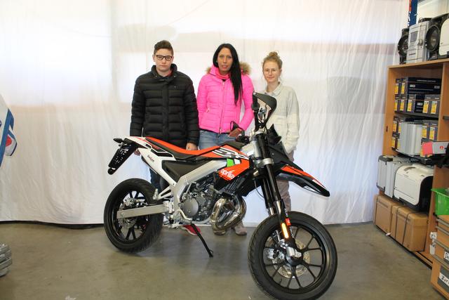 Mark Ropos mit Mama Nicole und Redakteurin Anne Alber.