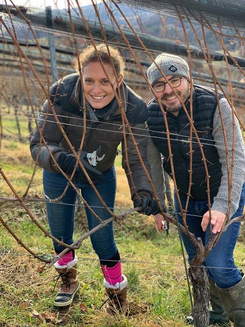 Beim Rebenschneiden: Christina Dow und Stefan Potzinger | Foto: Dow