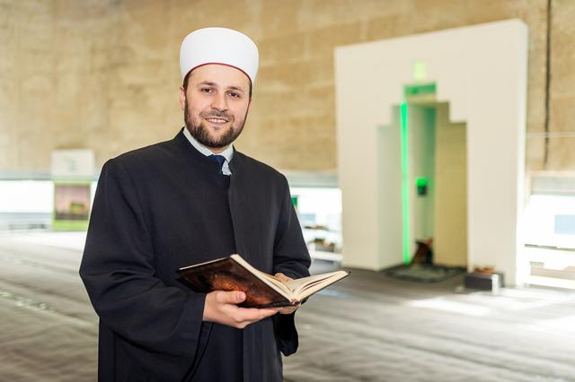 Die Predigten von Imam Fikret Fazlic finden meist auf Deutsch und Bosnisch statt, manchmal auch auf Englisch. | Foto: Foto Jörgler