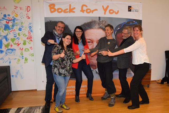 Freude über den Preis bei Thomas Eminger (Flüchtlingsprojekt Ute Bock), Aytac Nagiyeva, Sara Schaar, Klaudia Ahrer, Erich Göbel und Maja Dietrich vom Verein "Vobis"