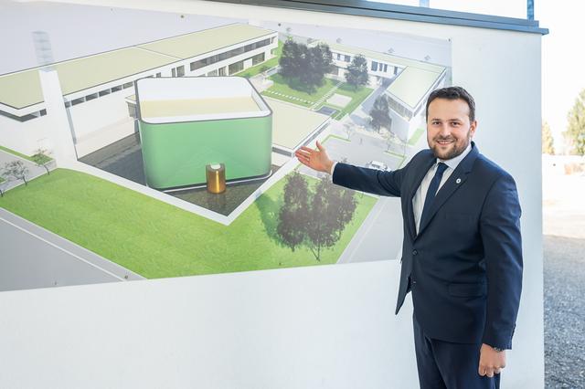 Weitere Gebäude sollen am Gelände folgen darunter eine Sport- und Mehrzweckhalle sowie Mietobjekte, um die Erhaltung finanziell zu sichern, erklärt Imam Fikret Fazlic. | Foto: Foto Jörgler