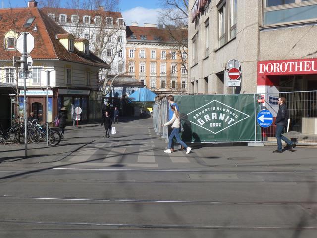 Ebenso wurde ein sehr gefährlicher Fußgängerübergang erschaffen.  Kfz und Fußgänger sehen sich erst im letzten Moment...
