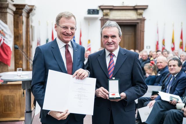 Friedrich Kugler, Geschäftsleiter der Raiffeisenbank Mattigtal wurde mit der Verdienstmedaille des Landes Oberösterreich ausgezeichnet.  | Foto: Land OÖ/Max Mayrhofer
