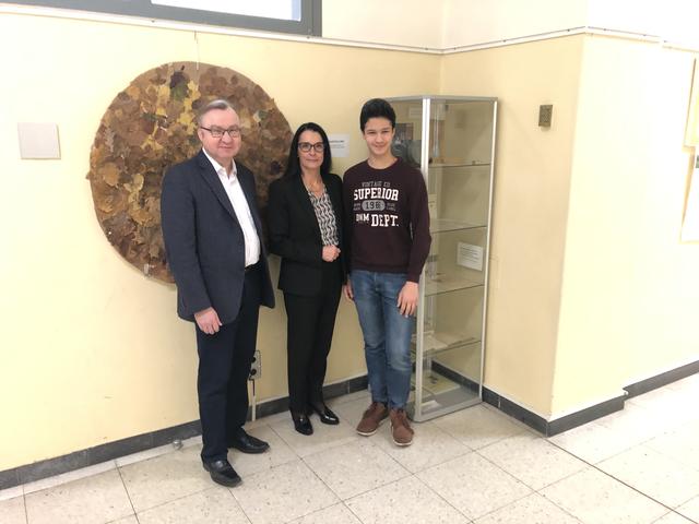 Andreas Schöll, Direktorin Ulrike Reh-Altenaichinger und Schulsprecher Phillip Heimer (v.l.) engagieren sich für das Projekt. | Foto: Berger