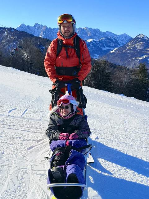 Schülerin Clara mit ihrem „No Handicap“-Skilehrer Sebastian.