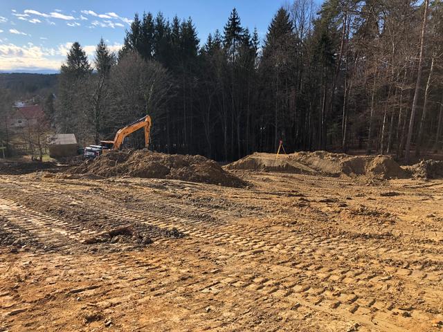 Der Baugrund in sonniger Hanglage ist bereits in Arbeit.