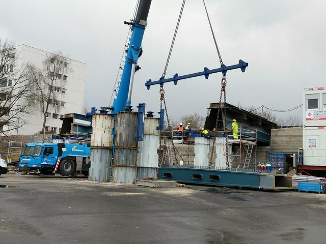 Die Tragwerke werden parallel zusammengebaut.