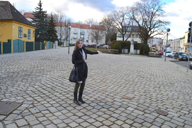 Monika Kaltenecker zeigt, wo ab März der traditionelle Flohmarkt wieder stattfinden wird.  | Foto: Berger