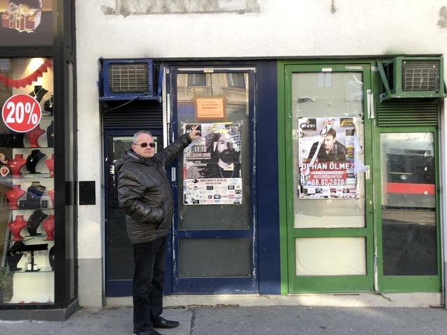 Anrainer Emmerich Webora zeigt auf den polizeilichen Schließungsbescheid für das Lokal in der Hütteldorfer Straße 99.