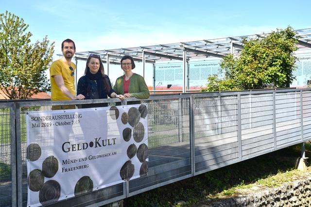 "Geld und Kult": Bernd Schrettle, Gabriele Kleindienst und Ursula Pintz laden zur Ausstellung "Münz- und Geldwesen am Frauenberg". | Foto: Waltraud Fischer