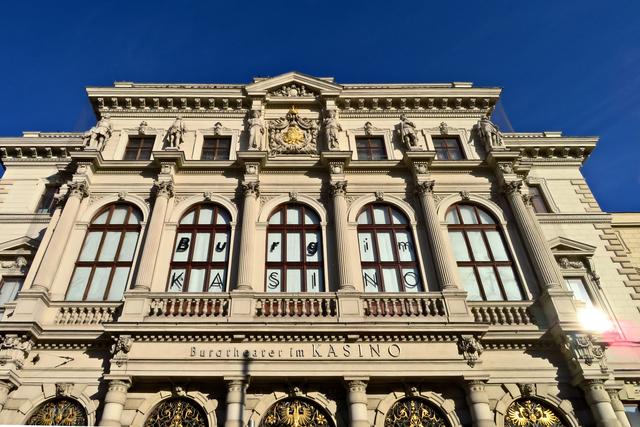 Das beginnt schon am Schwarzenbergplatz, beim Palais Ludwig Viktor (1863, Heinrich v. Ferstel), es wird heute zum größten Teil vom Burgtheater benützt