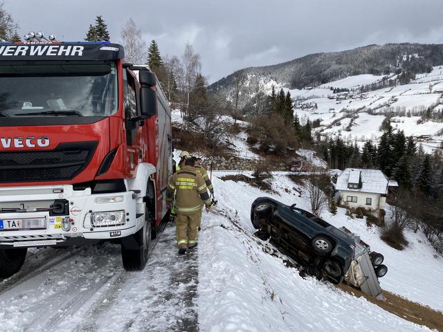 Die Feuerwehr Tamsweg musste Fahrzeug und Anhänger bergen.