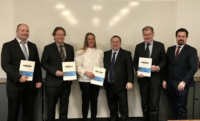 Betriebsbesuch bei der Firma Med Trust in Marz: BH-Stv.  Werner Karner, BH Werner Zechmeister, Silvia Trenker, CEO Werner Trenker, DI Michael Dinhobl, Lukas Trenker (alle Fa. MED TRUST)
 | Foto: BH MA