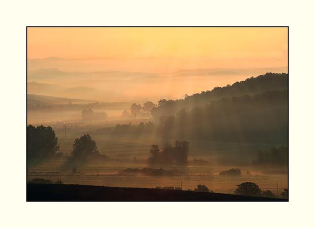 Bild 22: wie Bild 21, aber hier könnte man meinen, dass die Sonne die Feuchtigkeit des Bodens trinkt. Luftfeuchte und Feinstaub filtern die restlichen Farben aus, so dass nur mehr der Farbbereich gelb- orange bis rot überhandnimmt. | Foto: © by Helene Kramarcsik