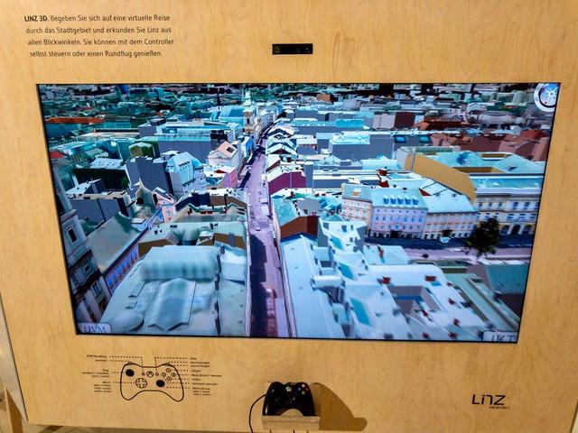 Am Terminal "Linz 3D" im Alten Rathaus fliegt man mit dem Gamepad über die ganze Stadt.