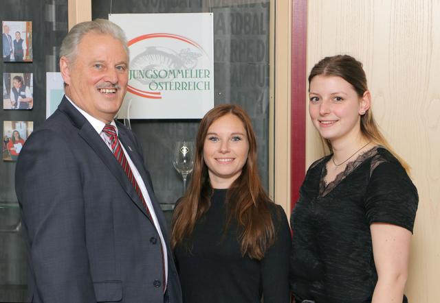 BOL Richard Reinalter (TFBS Landeck) gratulierten den erfolgreichen Schülerinnen Barbara Gaukler und Theresa Dettendorfer (v.l.). | Foto: Foto Sulzer