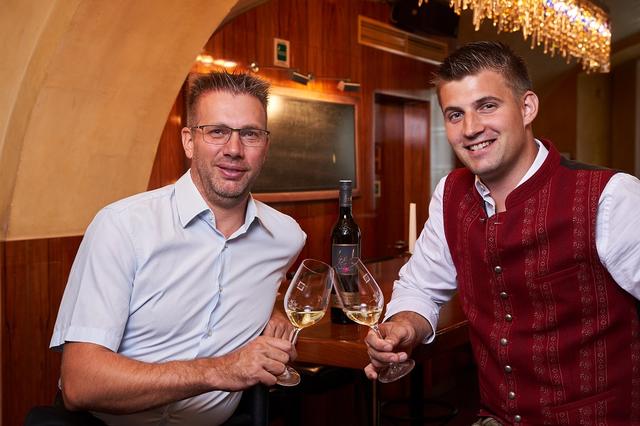 Jürgen Geyer und Michael Strohmeier freuten sich über die zahlreichen Besucher bei der Februar-Verkostung der 11. Schlossquadrat-Trophy im Gergely’s.