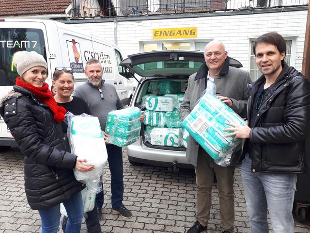 v.l.n.r.: Irene Ecker-Prinstinger (Ladies Circle Ried), Susanna Rott, Josef Bratusek, Christoph Wiesner (alle Sozialmarkt) und Gerald Ecker (Round Table Ried)