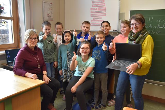 (v.l.) Klassenlehrerin Monika Kirchsteiger und Schulleiterin Ute Engl mit Schülern der 4.Klasse | Foto: Schulkooperation Weilbach-Mörschwang-St.Georgen