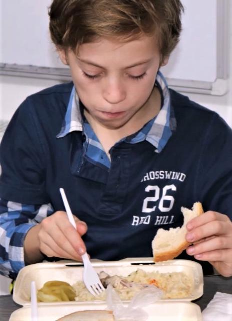 Im Caritas Kinderzentrum bekommt Crisi täglich eine warme Mahlzeit. | Foto: Caritas