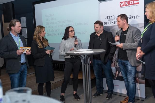 Jugendliche in der Ausbildung zu unterstützen, um letztlich gute Facharbeiter zu werden ist Ziel aller!
Vl.: Harald Hehenberger und Eva Ringenberger (NEBA-Kette), Nadine Almesberger (Lehrling), Günther Wolfmayr (Vonwiller), Markus Scharinger (Keramo), Wilma Kniewasser (NEBA). | Foto: Alfred Hofer