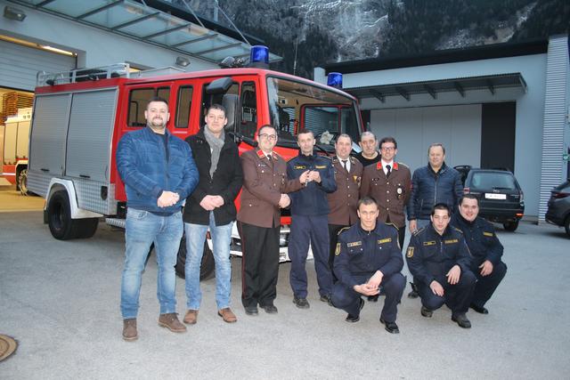 Vertreter der Gemeinde Umhausen und der FF Tumpen sowie ihre Standeskollegen aus Kroatien bei der offiziellen Schlüsselübergabe.