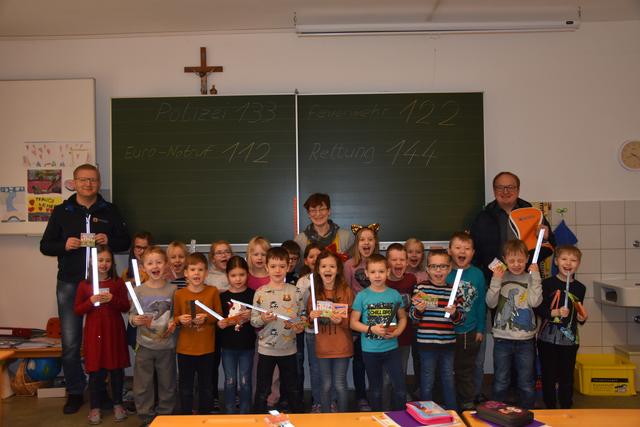 (v.l.n.r) Rainer Mayer, Klassenlehrerin Traudi Fekührer und Bgm. Gerhard Wipplinger mit der 1. Klasse