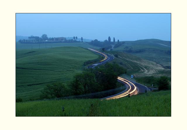 Bild 27: Am Tag der Heimreise am 1. Mai wurde aus erhoffte schöne Morgen- Aufnahmen mit aufgehender Sonne leider nichts. Wolkenverhangener Himmel und Regen begrüßte uns, aber wir hofften trotzdem auf eine Auflockerung. Leider vergeblich und so begnügte ich mich mit der Aufnahme des frühmorgendlichen Pendler- Verkehrs. | Foto: © by Ing. Günter Kramarcsik