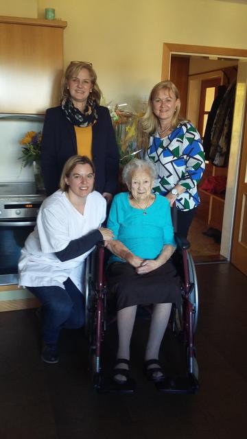 Auch das Team der Volkshilfe Leibnitz überbrachte der Jubilarin die besten Glückwünsche: SL Frau Graupp Edeltraud, EL Frau Platzer Gabriele und DGKP Frau Petschenig Manuela waren die Gratulanten.