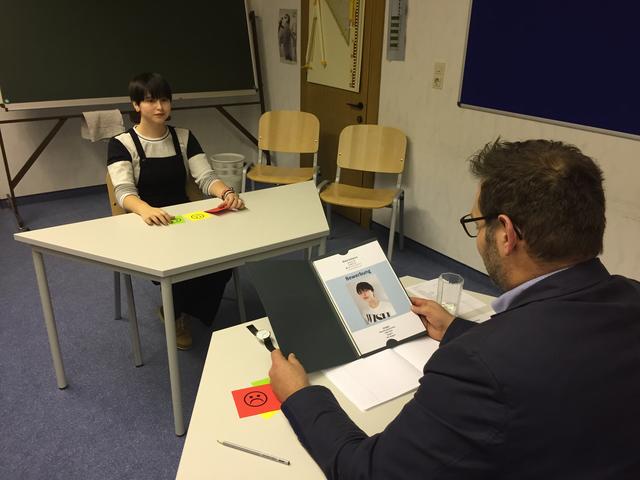 Ronald Häsele von der TFBS für Handel und Büro Reutte beim Bewerbungsgespräch mit Klara Schwarz aus der 4. Klasse der NMS Vils. | Foto: NMS Vils