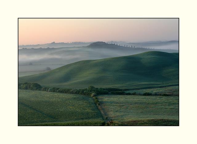 Bild 23: ein kleiner Zipfel der Sonne am Horizont sendet noch ein letztes sehr weiches Licht über die Hügel der Toskana und den aufziehenden Bodennebel. | Foto: © by Helene Kramarcsik