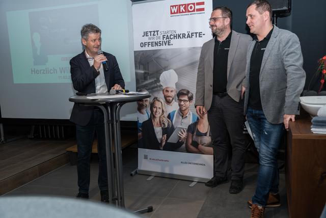 WKO-Bezirksstellenleiter Klaus Grad begrüßte die Moderatoren des Abends Markus Scharinger und Christoph Wohlmuth von Keramo. | Foto: Alfred Hofer