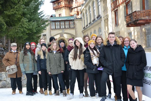 Die Schülerinnen und Schüler der 3 BHL der Tourismusschulen Semmering vor dem geschichtsträchtigen Südbahnhotel.