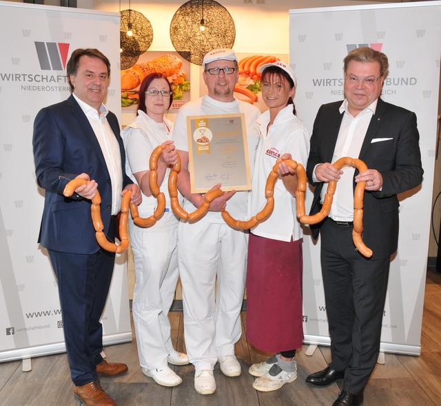 Wirtschaftsbund NÖ-Obmann Ecker, die Fleischerfamilie Karin, Erwin und Anita Keusch, WBNÖ-Direktor Harald Servus mit der „Julius-Raab-Knacker“.