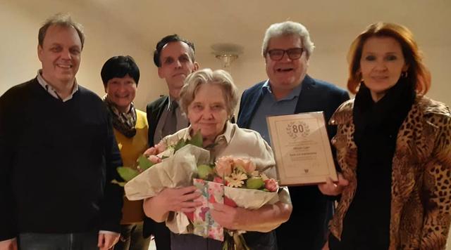 Gratulation zum Achtziger von Elfriede Egger: Sohn Gerhard Egger, GfGR Martina Wernig, Bürgermeister Ewald Gorth, Jubilarin Elfriede Egger, Wirtschaftsbundvertreter Johann Zink und Maria Walzl, Obfrau des Wirtschaftsbundes.